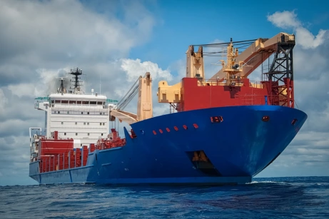 Lift on lift off shipping vessel