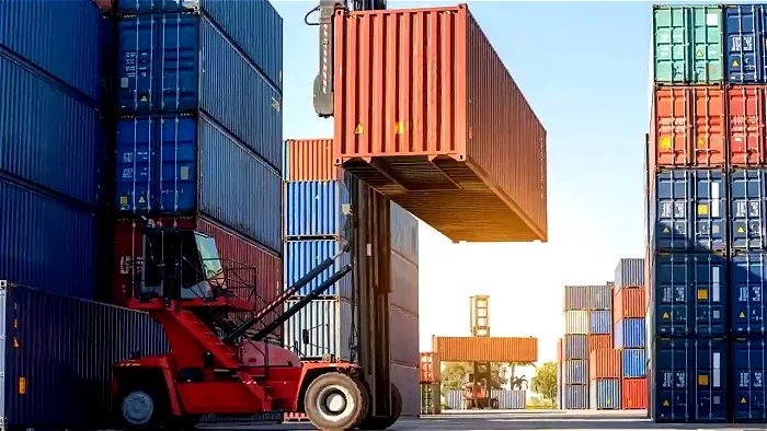 Freight Forwarder vs Broker: What’s the Difference?
